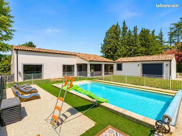 Maison familiale avec piscine, annexe et grand terrain