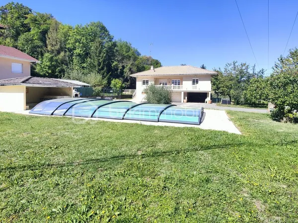 Maison avec piscine - 143m2 habitables - Terrain de 1 600 m² - Cranves-Sales