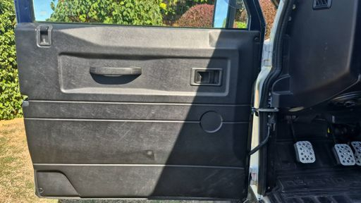 Land Rover Defender 90 2.2 TDCi 122 4WD - SE – 2012 – 134095 km – Diesel – Boîte Manuelle — photo 45
