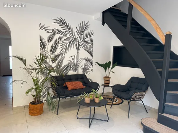 Chambre privée meublée avec accès à des espaces partagés