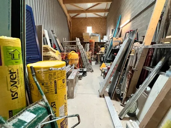Dépôt / local d'activité 108 m² - HSP 7,30 m - porte sectionnelle 4,20 m