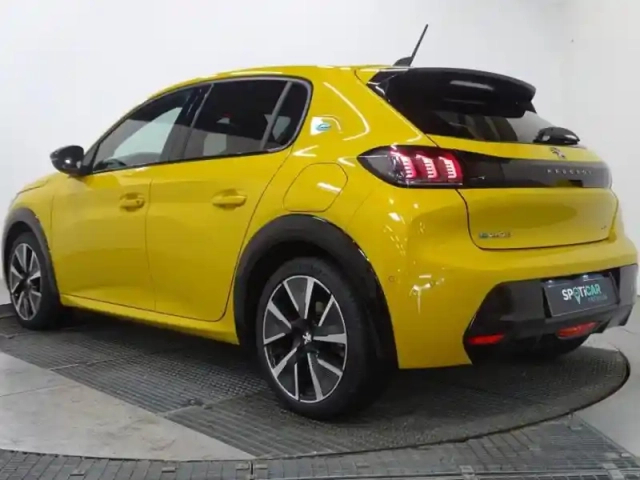 Peugeot 208 e- 136ch gt — photo 12