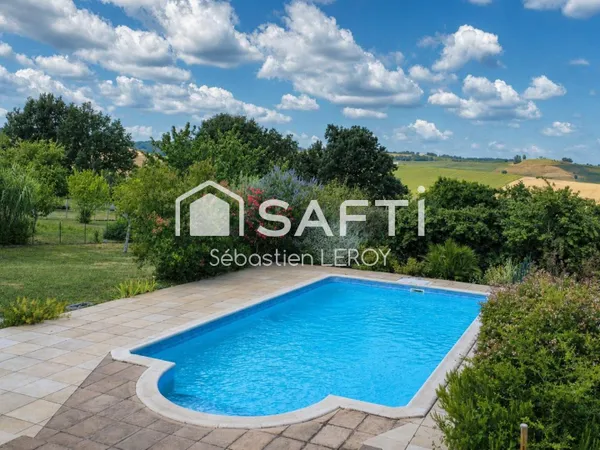 Maison familiale avec piscine et grand terrain.
