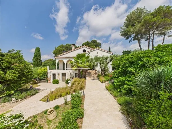 Hôtel 17 pièces 439 m²