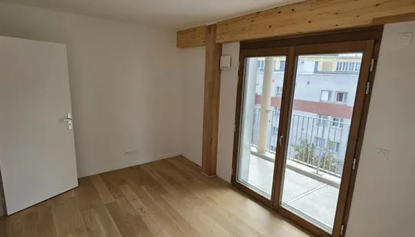 T4 TRAVERSANT EN ETAGE TERRASSE ET PARKING