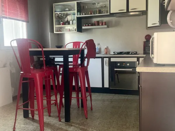 Appartement T3, haut de villa + 2 places parking + jardin
