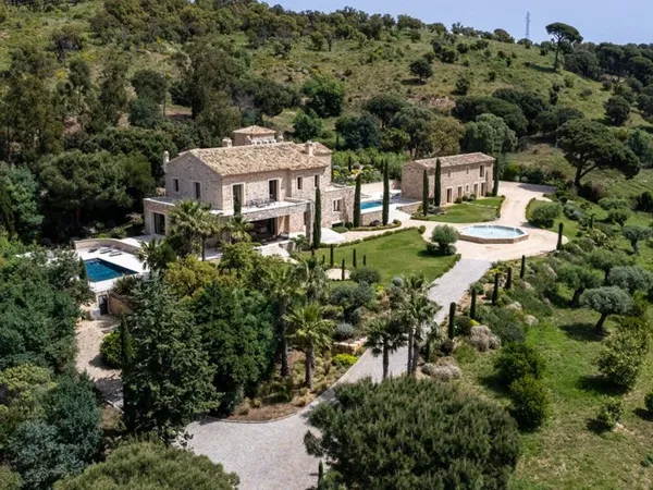 GOLFE DE SAINT TROPEZ: DOMAINE PRIVE DE 5 HECTARES AVEC HELIPOR