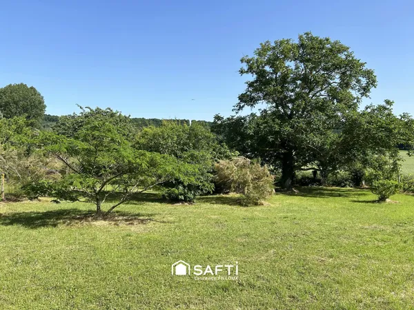 Beau terrain constructible arboré
