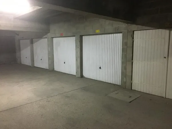 Meaux Garage Box fermé accessible en camionnette.