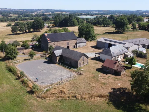 CORREZE - Belle ferme au sommet d'une colline avec une vue imprenable et 2,7 hectares de terrain att