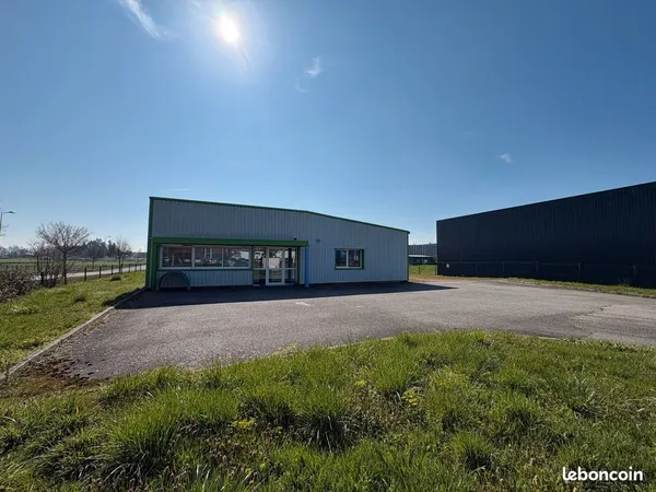 Local 300 m² RENAISON