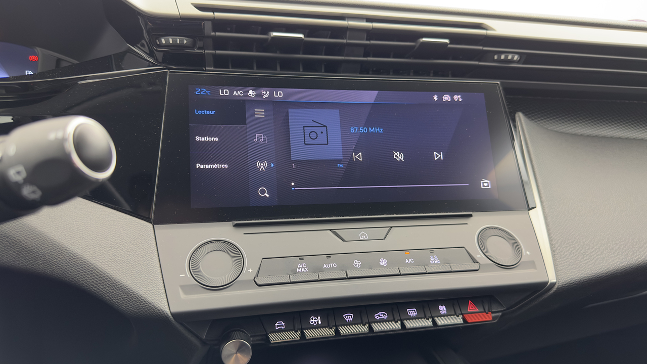 Peugeot 308 SW PHEV 180 e-EAT8 — photo 26