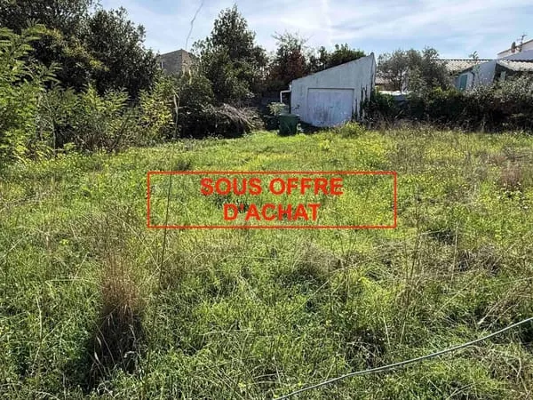 Port Joinville, au calme terrain constructible avec garage