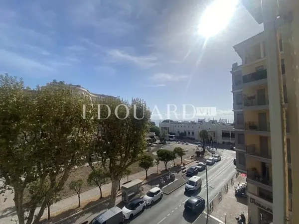 Grand deux pièces finement rénové, au dernier étage d'un joli immeuble ancien en plein centre de Men