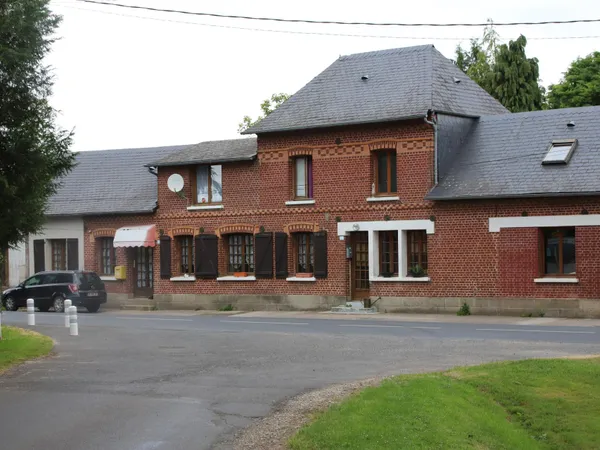 Aumale : Investisseurs, Immeuble composé de 2 appart, 4 studios. Bon rendement.