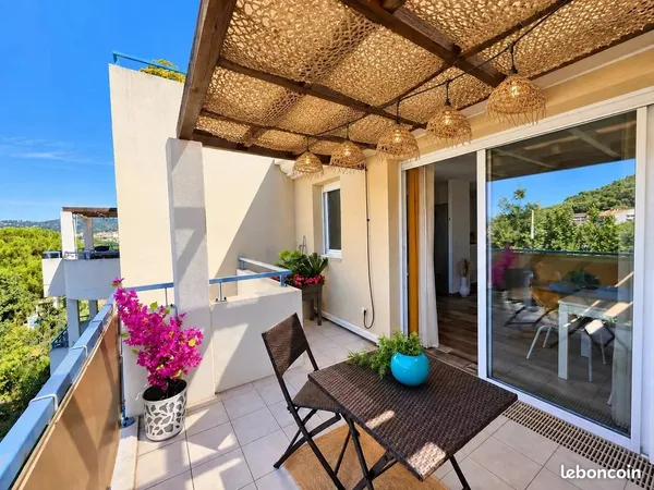 Hyères Costebelle, T3 standing, terrasse, parking et garage, au calme
