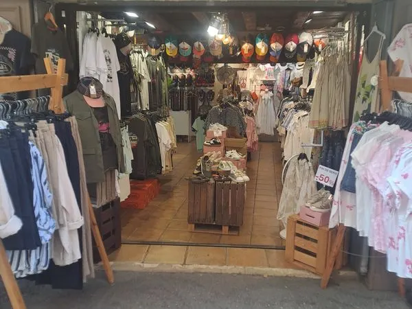 Boutique Prêt-à-Porter Aigues-Mortes - Bail 3/6/9 - 50 m² - 19 000