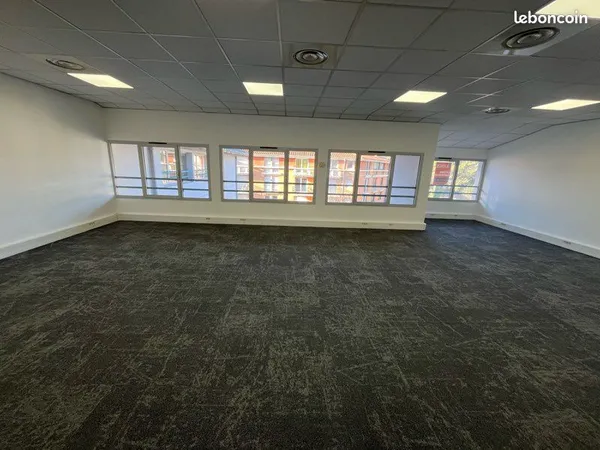 Bureau 25 m2 Aix club hippique