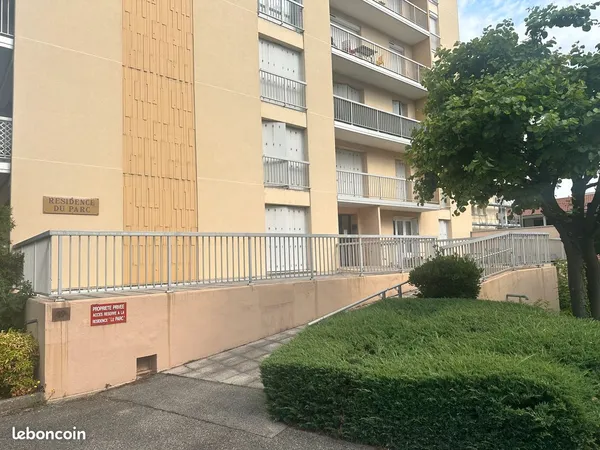 T4 lumineux avec parking