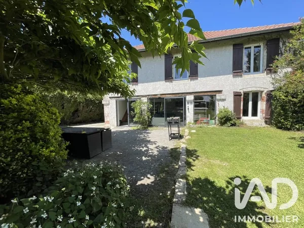 Maison 10 pièces 240 m²