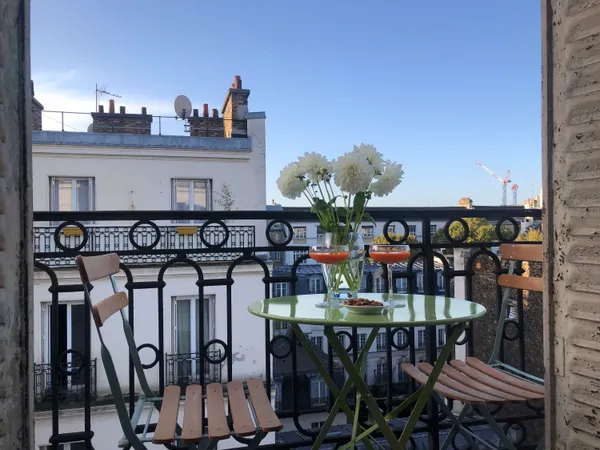Loue studio à Paris avec balcon plein Sud vue Sacré Coeur