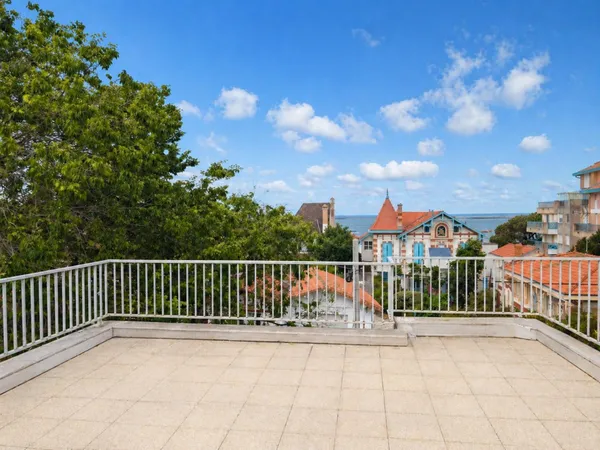Dernier étage avec rooftop, vue Bassin et plage à pied