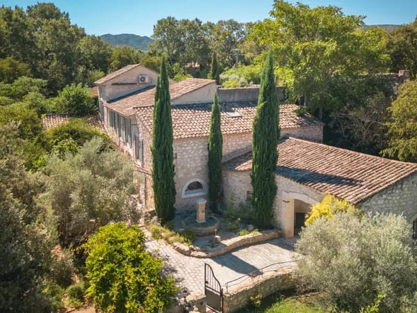 Mas d'exception à Eygalières - Élégance provençale et rénovation remarquable