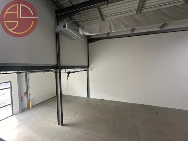 Entrepôt 300 m²