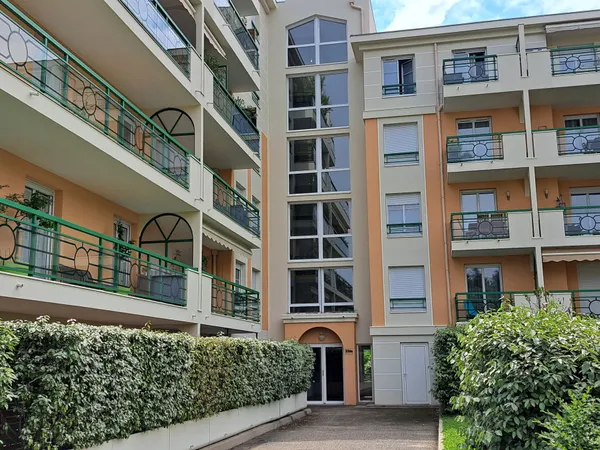 Loue appartement 68m² Tassin-la-Demi-Lune avec balcon, garage double