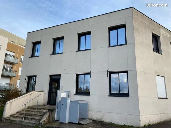 Local professionnel 66m2 Aubergenville en face de marques avenue