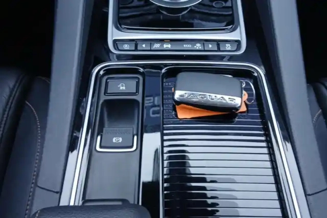 Jaguar F-Pace 2.0 d - 180 ch awd bva8 — photo 22