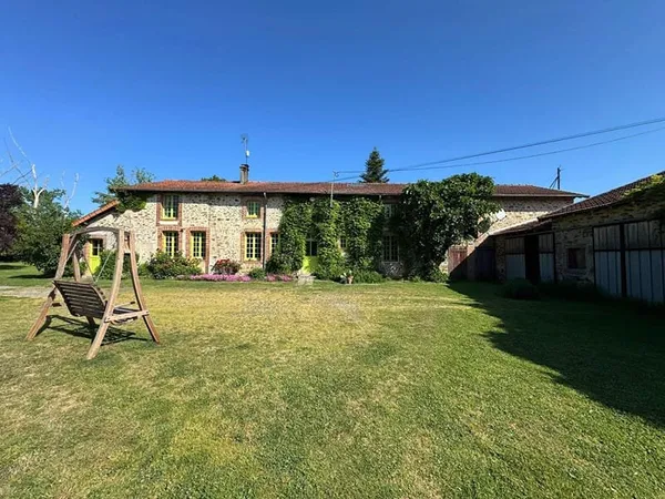 Haute Vienne - Exploitation agricole de 151 hectares avec grande maison et dépendances