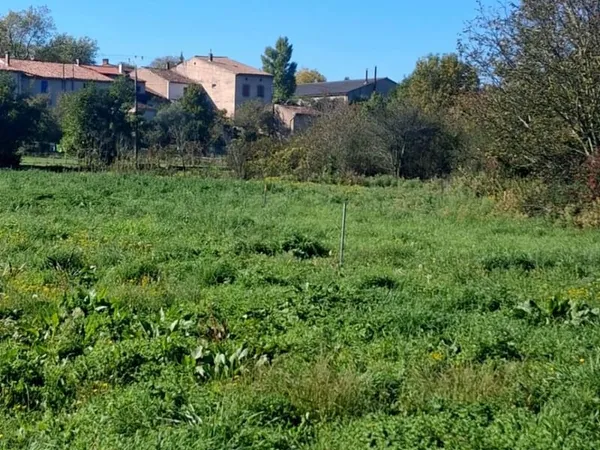 Terrain 1561 m²