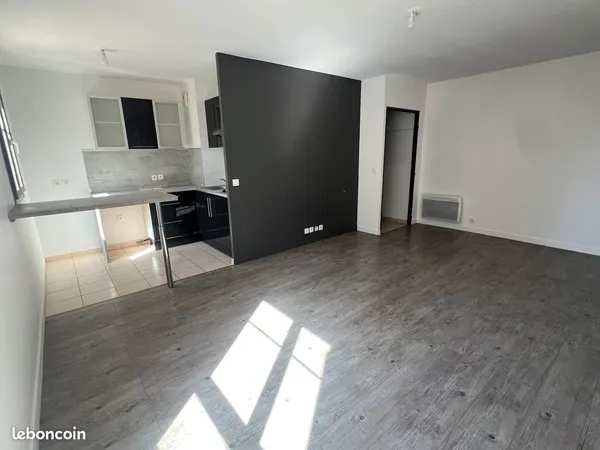 A LOUER - STUDIO 32 m2 - avec garage - Hyper centre ville COULOMMIERS