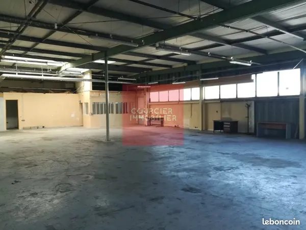 Local 376 m² Coignières