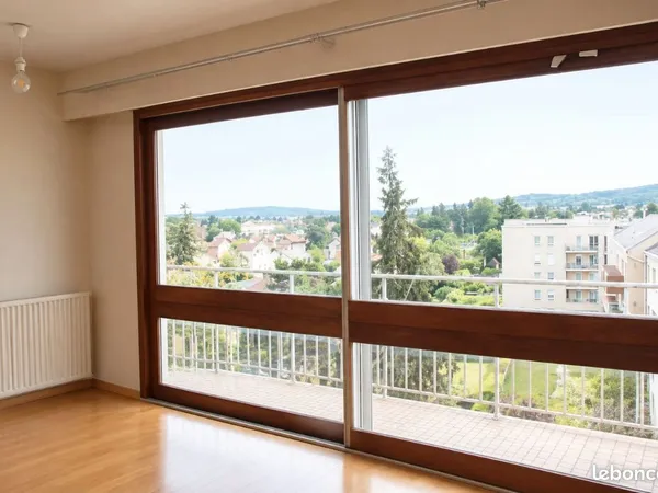 Studio hypercentre au dernier étage avec balcon