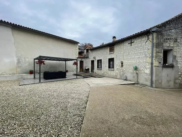 Belle maison en pierre avec dépendances