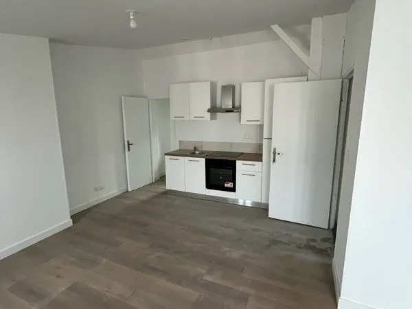 Studio refait à neuf dernier étage