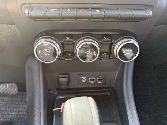 Renault Captur blue dci 115 edc — photo 18