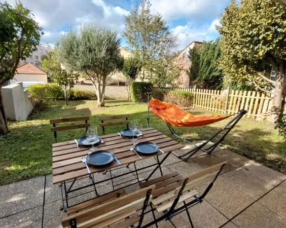 Rez-de-jardin meublé, lumineux et sans vis-à-vis, avec parking