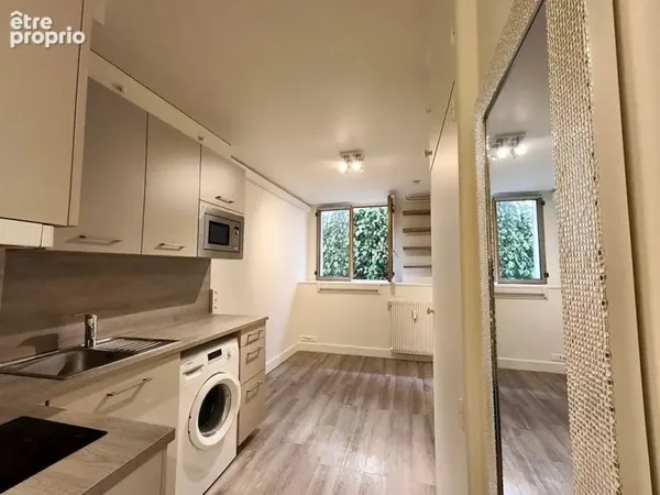 Quai de seine invalides studio equipe 15 m² rez-de-jardin