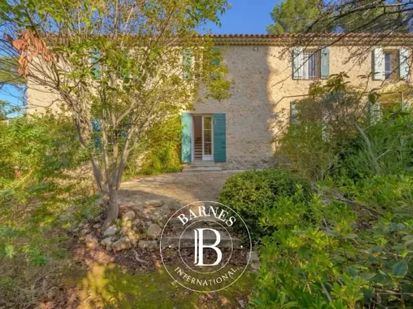 Propriété 5 pièces 140 m²