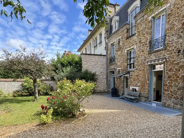 Maison de caractère de 252 m² au sol et 185 m² habitable édifiée sur une parcelle de 475 m² - 5 cham