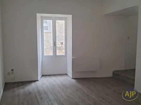 Studio Jonzac 1er étage -31m² centre ville