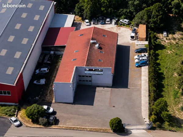 LOCAL 600 m2 et TERRAIN 3191 m2 actuellement équipé en CARROSSERIE