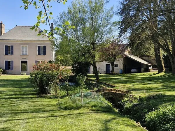 Maison de maître en tuffeau - Parc de 4 700 m² - Dépendances