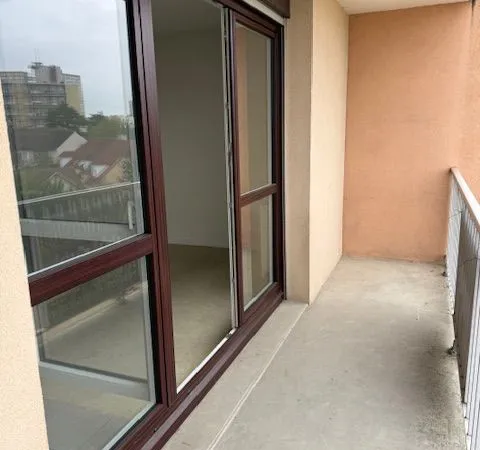 Vends f1 dans une residence cloturee en très bon état