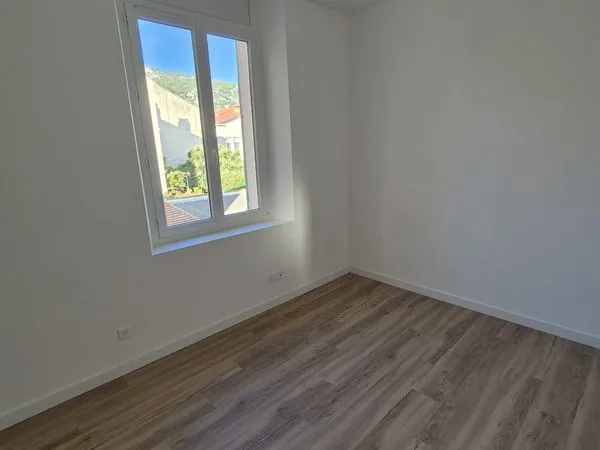 Appartement 2 pièces rénové de 31 m2 avec patio 4 m2 - Toulon Saint-Roch