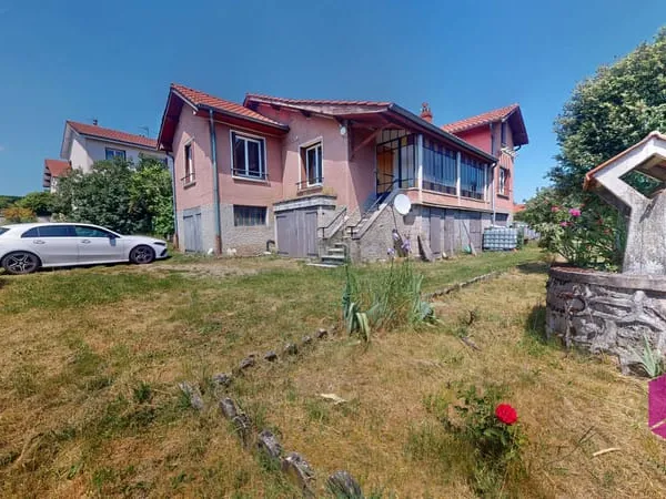 PROCHE CENTRE RETOURNAC ! Maison avec garages sur grand terr
