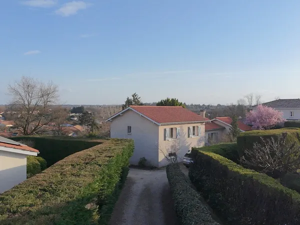 Location maison familiale rénovée de 175m² avec 6 chambres à Saint-Genis-les-Ollières (proche Tassin